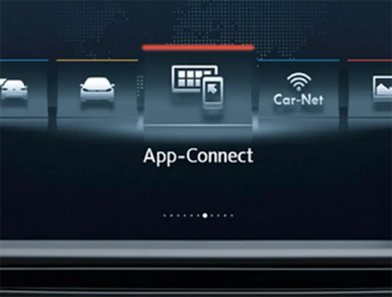 Aktivierungsdokument zur Nachrüstung von AppConnect für Volkswagen Nutzfahrzeuge mit Infotainmentgeräten der zweiten Generation (ab Modelljahr 2016).<br />
Kompatible Geräte: Composition Media Gen2, Discover Media Gen2.<br />
Funktionalität: Ermöglicht die Spiegelung der Smartphone-Oberfläche auf das Fahrzeugdisplay über MirrorLink® sowie die Nutzung von „CarPlay“ und „Android Auto“.<br />
Besonderheiten: Zugang zu speziellen Volkswagen-Apps wie „Think Blue. Trainer.“, „Shared Audio“, „Drive & Track“ und „My Guide“, die während der Fahrt verfügbar sind.<br />
Technische Hinweise: Fahrzeuge aus den Modelljahren 2016 und 2017 sollten auf Apple-zertifizierte USB-Anschlüsse geprüft werden. Bei fehlender Zertifizierung (PR<br />
*) ist eine Nachrüstung erforderlich.<br />
Ergänzende Informationen: Kompatibilitätsprüfung durch Volkswagen Nutzfahrzeuge wird empfohlen, um eine nahtlose AppConnect MIB2-Standard für Nutzfahrzeuge sicherzustellen.