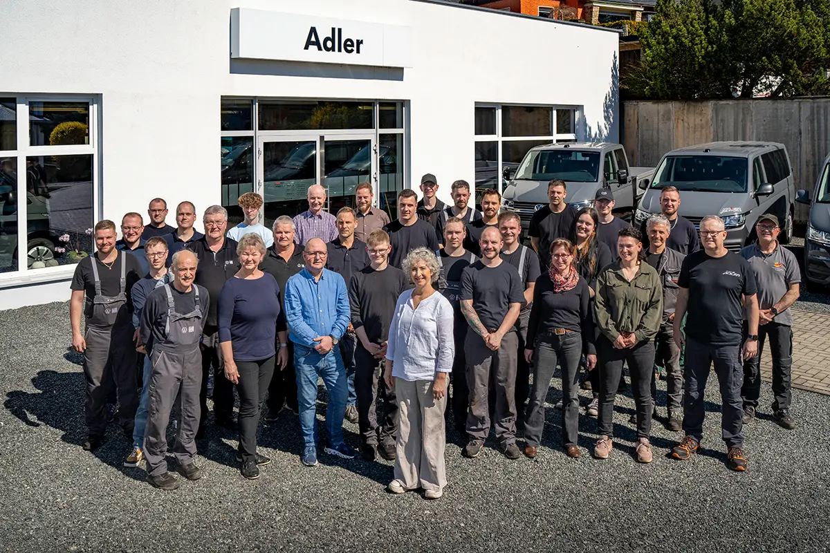 team_bahretal Team des Autohaus Adler vor dem Autohaus in Bahretal
