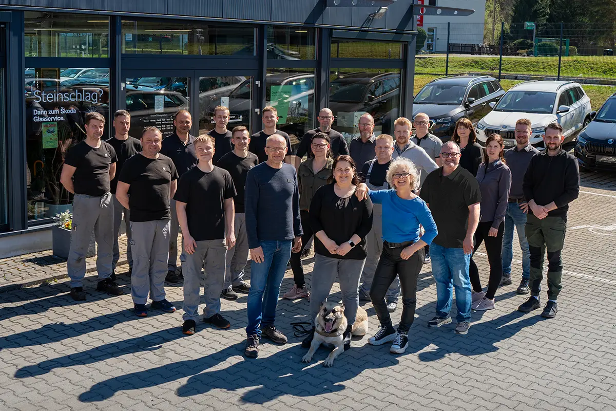 Gruppenfoto-Pirna-2-7400702_1920-x-1180 Team des Autohaus Adler vor dem Autohaus in Pirna